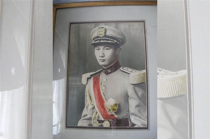 9 năm sau đó, vua cha thoái vị, chế độ phong kiến sụp đổ, nhưng với hy vọng khôi phục vương triều, vua Bảo Đại và Nam Phương hoàng hậu vẫn chú tâm đào tạo Bảo Long như một ông vua tương lai.