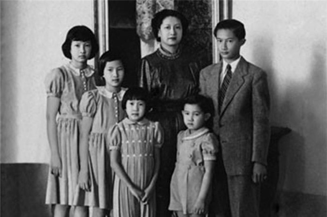 Bảo Đại bị Ngô Đình Diệm lật đổ, phải lưu vong, hy vọng về con đường sự nghiệp của Bảo Long bị dập tắt. Vị thái tử chán đời, u uất, thu hẹp giao tiếp. Khi tốt nghiệp, chàng trai nộp đơn tình nguyện vào binh đoàn lê dương của Pháp sang chiến trường Algerie.