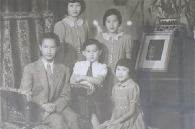 Bảo Long từng trở thành mục tiêu của một cuộc bắt cóc và thoát nạn do nhà chức trách ra tay kịp thời, nhưng sau đó hoàng tử 14 tuổi luôn phải ra đường với cả đoàn xe hộ tống của an ninh Pháp.