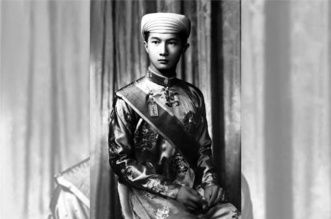 Từ giã binh nghiệp, Bảo Long làm việc cho một ngân hàng. Không chỉ bất đắc chí trong sự nghiệp, đường tình ái và hôn nhân của ông cũng tẻ nhạt. Thái tử cuối cùng của nhà Nguyễn lấy một quả phụ người Pháp có hai con riêng ở Paris. Họ không có đứa con chung nào.