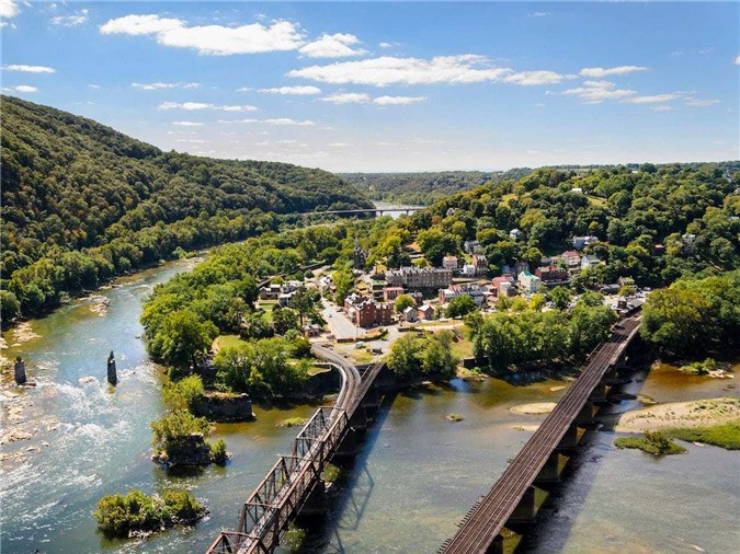 Harpers Ferry, West Virginia, nằm ở nơi hai con sông Shenandoah và Potomac gặp nhau. Thị trấn nhỏ chỉ có khoảng 279 người dân sinh sống.