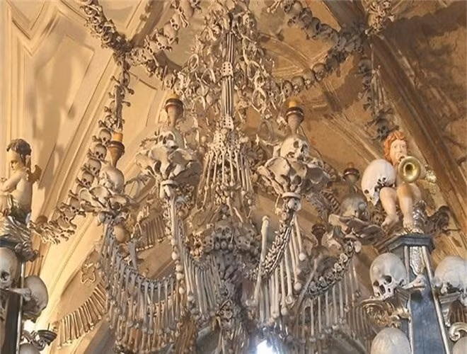  9. Nhà thờ Sedlec Ossemony ở Cộng hòa Séc chứa hài cốt của 40.000 - 70.000 người đã mất mạng trong cuộc chiến tranh ở thế kỷ 15 và bệnh dịch hạch năm 1318. 