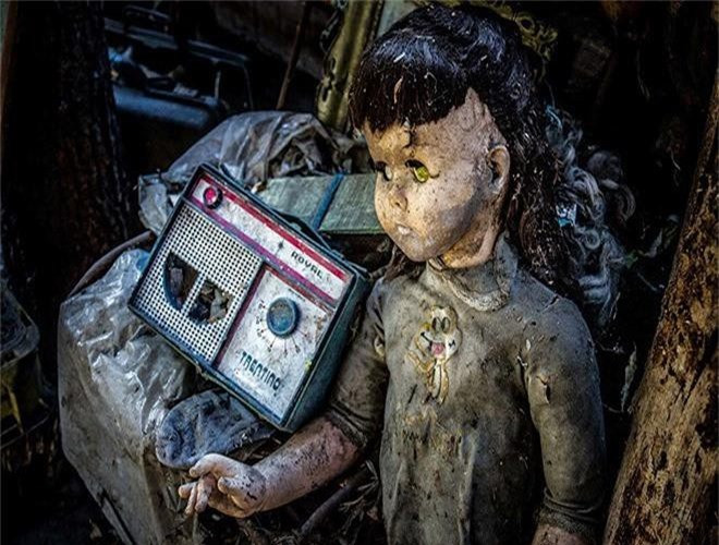 ##sc### Những đôi mắt vô hồn của những con búp bê. 