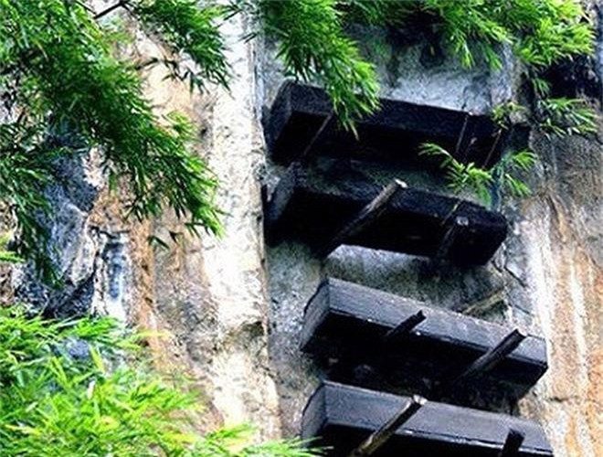 ##sc### Nhiều người trong bộ lạc đã chuẩn bị quan tài cho chính họ. Dù người Igorot không sợ cái chết, các du khách vẫn không khỏi “giật mình” bởi những chiếc quan tài. 