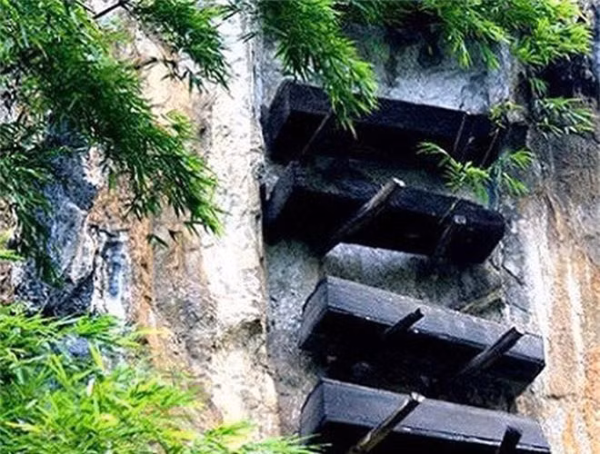  Nhiều người trong bộ lạc đã chuẩn bị quan tài cho chính họ. Dù người Igorot không sợ cái chết, các du khách vẫn không khỏi “giật mình” bởi những chiếc quan tài. 