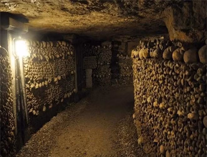  Có khoảng 6 triệu bộ xương người được khai quật và sắp xếp trong các đường hầm dưới lòng đất của một mỏ đá cũ ở Paris. 