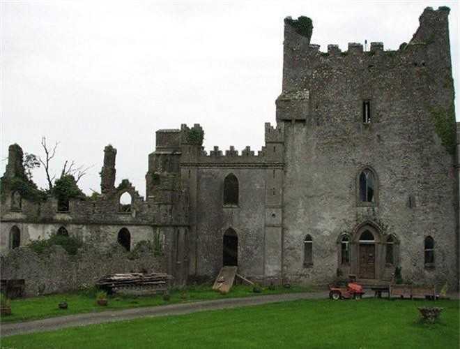 ##sc### Nơi đây lưu truyền tin đồn về các hồn ma vô cùng đáng sợ. Trong đó hồn ma gây kinh hãi nhất là hồn ma có kích thước to bằng con cừu có khuôn mặt bị thối rữa. 