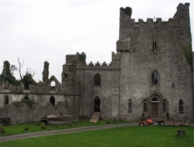  Nơi đây lưu truyền tin đồn về các hồn ma vô cùng đáng sợ. Trong đó hồn ma gây kinh hãi nhất là hồn ma có kích thước to bằng con cừu có khuôn mặt bị thối rữa. 