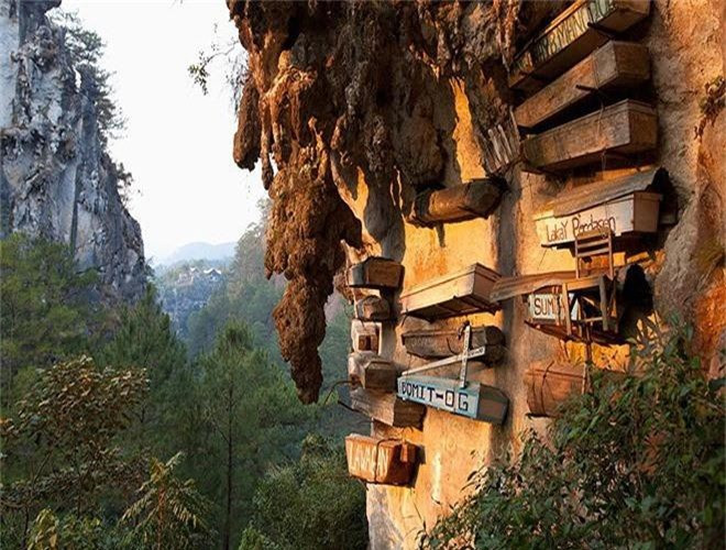 ##sc### 3. Quan tài treo ở Sagada, Philippines: Thay vì chôn cất, người Igorot ở vùng cao nguyên Sagada tin rằng để quan tài trên cao giúp người chết lên thiên đường dễ hơn, lại không bị ảnh hưởng bởi lũ lụt hay động vật hoang dã. 