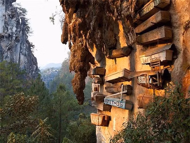  3. Quan tài treo ở Sagada, Philippines: Thay vì chôn cất, người Igorot ở vùng cao nguyên Sagada tin rằng để quan tài trên cao giúp người chết lên thiên đường dễ hơn, lại không bị ảnh hưởng bởi lũ lụt hay động vật hoang dã. 