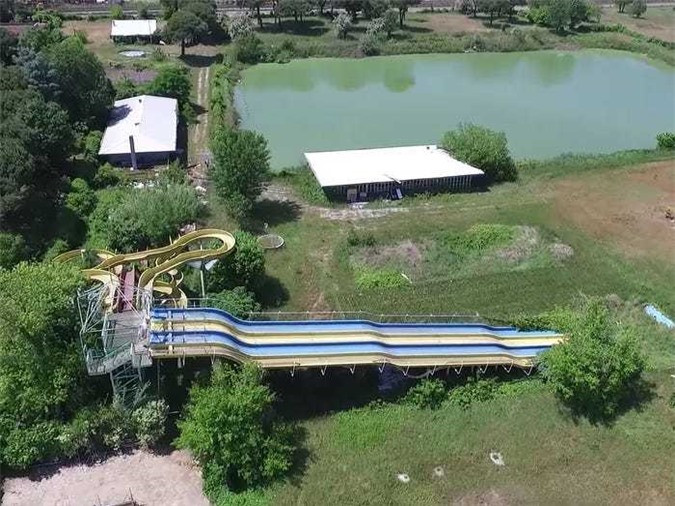 10. Công viên Aquaria ở Pinarella di Cervia, Ravenna, Italia: Nơi đây từng là điểm đến phổ biến trong thập niên 90, thu hút khách du lịch với những hoạt động tiện nghi linh hoạt bao gồm bóng chuyền bãi biển, sân tennnies, bên cạnh một số trò chơi thông thường như máng trượt nước, bế bơi ... Vào ban đêm, Công viên Aquaria biến thành một sàn nhảy nhưng đã đóng cửa vào năm 2004. 