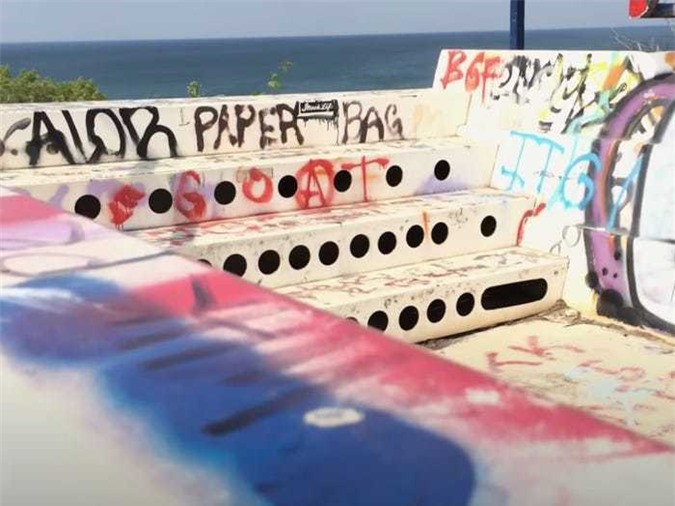 Công viên đóng cửa năm 2002 và trở thành địa điểm thu hút các nghệ sĩ graffiti lui tới thể hiện tài nghệ. Trước đó, công viên là điểm vui chơi lý tưởng cho nhiều trẻ em với những trò chơi mới hấp dẫn như cầu trượt nước, dòng sông lười.