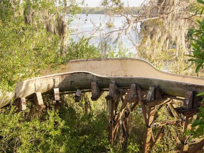 Năm 1982, một cậu bé 14 tuổi chết đuối ở cuối máng trượt và đến 1989, cậu bé 13 tuổi khác cũng thiệt mạng vì lý do tương tự. 