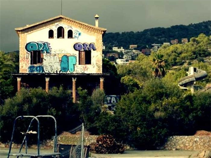 3. L'Aquatic Paradis ở Sitges, Tây Ban Nha: Công viên được mở cửa vào đầu những năm 1990. Sau hai năm, một vụ tai nạn thương tâm đã xảy ra tại công viên khiến một đứa trẻ thiệt mạng. Vụ việc khiến công ty chủ quản mắc vào một khoản nợ lớn dẫn đến kết cục buộc phải đóng cửa.