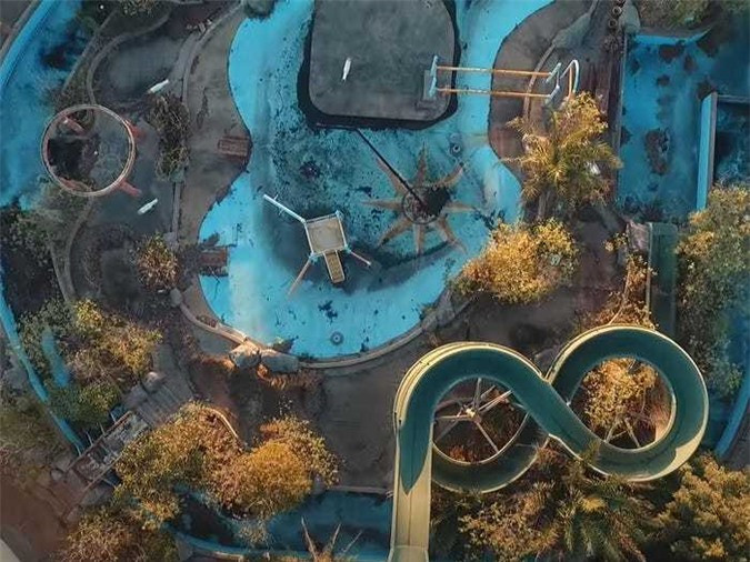 Hai yếu tố dẫn đến việc đóng cửa của công viên nước vào năm 2007 là do Safari Lagoon bị tố hoạt động không giấy phép trong suốt 8 năm và khiến một nhân viên thiệt mạng sau khi mắc kẹt trong khoang bơm nước áp lực cao. 