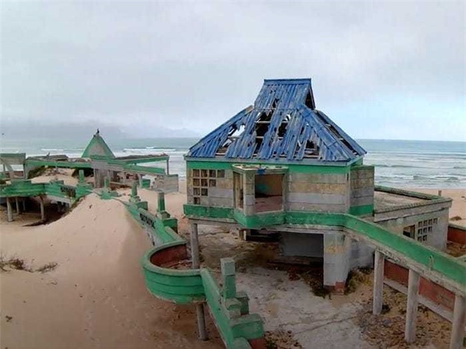 Giờ đây, nó là địa điểm thu hút các nhiếp ảnh gia đến ghi hình vì phong cảnh khác lạ sau khi những cồn cát xâm chiếm khu vực. 