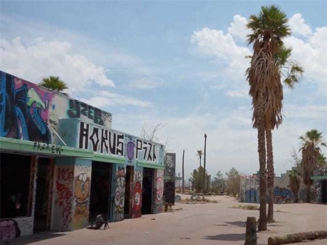 Đến năm 1998, công viên được mở cửa trở lại và đổi tên thành Rock-A-Hoola. Nhưng một tai nạn bất ngờ khiến một nhân viên bị liệt đã dẫn đến sự sụp đổ của Rock-A-Hoola. Đến năm 2002, Công viên mở lại đổi tên thành Discovery Waterpark và hoạt động trong 2 năm.