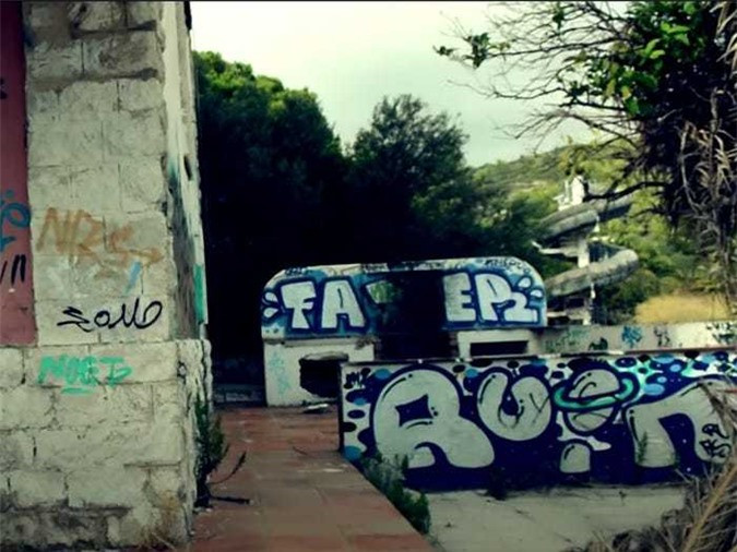 Sau khi đóng cửa, công viên mục nát trở thành nơi các nghệ sĩ graffiti để lại dấu ấn đầy màu sắc qua những tác phẩm. 