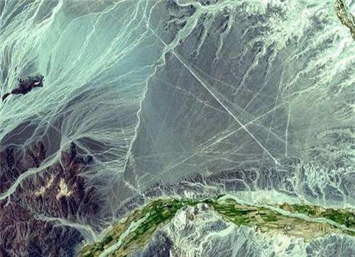 Một đường thẳng tắp nhìn từ không trung. Theo các nhà lý thuyết về du hành vũ trụ cổ đại, những hình vẽ được sử dụng để định hướng cho tàu vũ trụ khi họ đến và hạ cánh, trong đó, đường kẻ lớn đóng vai trò là đường băng. Erich von Däniken trong cuốn Chariots of the Gods chỉ ra rằng, các hình vẽ trên thực tế là những đường băng hạ cánh cho tàu vũ trụ của các sinh vật ngoài trái đất. Các hình vẽ quá lớn và phức tạp, vì thế chỉ có thể tạo ra chúng khi dùng các khí cụ bay. 