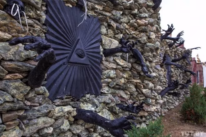 Bà Maria Nikolaevna, một người dân trong vùng chia sẻ rằng: “Tôi đã chụp những bức ảnh về ngôi nhà và cho đồng nghiệp xem, nhưng sau đó đã lập tức xoá đi bởi không muốn lưu hình ảnh kỳ quái đó trong điện thoại của mình." 