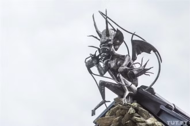 Còn đối với những người hàng xóm, họ vẫn thường cân nhắc và hạn chế đi ngang ngôi nhà này nhiều nhất có thể.