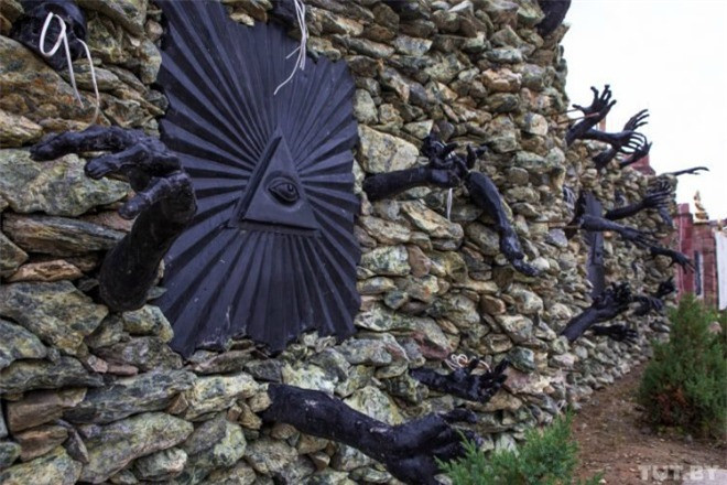 Bà Maria Nikolaevna, một người dân trong vùng chia sẻ rằng: “Tôi đã chụp những bức ảnh về ngôi nhà và cho đồng nghiệp xem, nhưng sau đó đã lập tức xoá đi bởi không muốn lưu hình ảnh kỳ quái đó trong điện thoại của mình." 