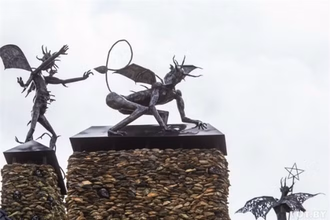 Có một sự thật “gây cười” rằngchắc chắn đây là kiểu kiến trúc tuyệt vời để ngăn cản những tên trộm lẻn vào căn nhà.