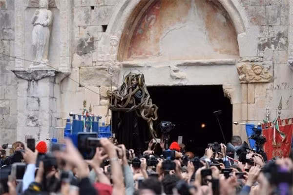 Sau đó, bức tượng rắn sẽ được rước đi khắp thị trấn, qua các đường phố và quảng trường. Người dân Cocullo quan niệm, việc rước Thánh rắn sẽ giúp họ tăng khả năng miễn dịch với nọc độc rắn cắn trong cả năm sắp tới, cho tới lễ Thánh rắn năm sau.