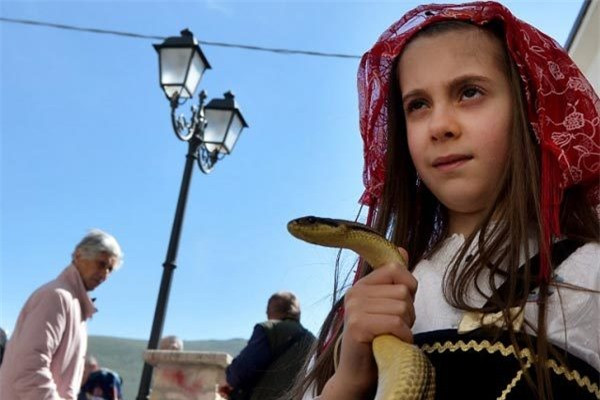 Theo BBC, vào ngày lễ hội, một số người sẽ mặc các trang phục truyền thống của vùng Abruzzo.