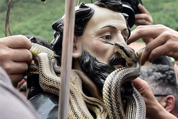 Theo thông lệ, lễ hội rắn độc nhất vô nhị được tổ chức ở Cocullo, một thị trấn nhỏ có từ thời Trung cổ ở vùng Abruzzo và là nơi có thiên nhiên hoang sơ nhất Italia, vào ngày 1/5 hàng năm. Sự kiện nhằm vinh danh San Domenico di Sora, người đã tìm ra cách phi thường để loại bỏ những con rắn hoành hành trên các cánh đồng của nông dân tại đây hồi thế kỷ 11. 