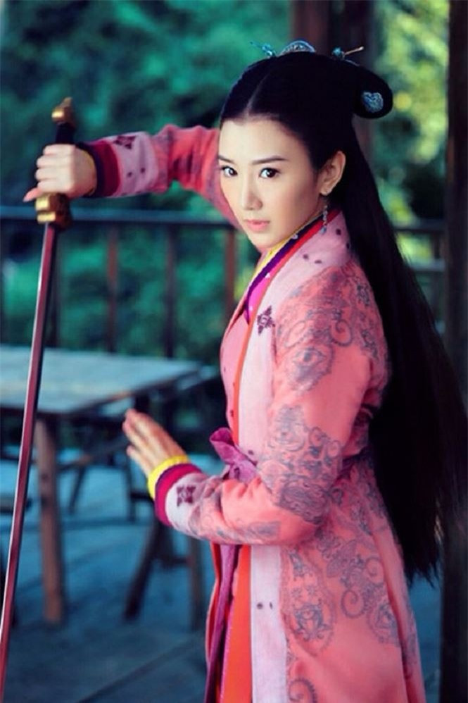 9. Quách Phù (Thần điêu hiệp lữ): Quách Phù là con gái lớn của cặp vợ chồng Quách Tĩnh, Hoàng Dung. Tuy vậy nàng chỉ thừa hưởng những đặc điểm xấu của cha mẹ mà không lấy thêm được phẩm chất tốt nào. Quách Phù giống mẹ ở sự ương bướng, tai quái, ích kỷ nhưng lại không thông minh như mẹ. Nàng ngốc nghếch giống cha nhưng lại không có được sự cần mẫn của cha. Đối với nhiều nhân vật trong Thần điêu hiệp lữ , Quách Phù là một kẻ thô bạo, bất tài, vô dụng. Tuy vậy, xét về nhan sắc, Quách Phù vẫn được xếp vào hàng những mỹ nhân tuyệt sắc trong tiểu thuyết Kim Dung.