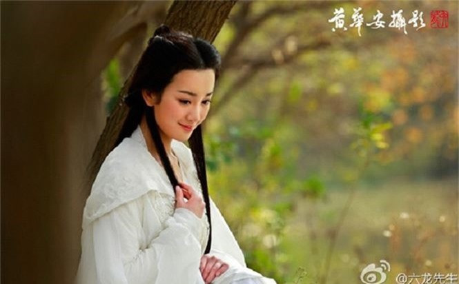 2. Vương Ngữ Yên (Thiên long bát bộ): Vương Ngữ Yên là cô gái có nhan sắc tuyệt trần, vì sắc đẹp ấy, Đoàn Dự đã yêu nàng ngay từ cái nhìn đầu tiên, Kim Dung thường gọi Vương Ngữ Yên là" thần tiên tỷ tỷ". Ngữ Yên còn được trời phú cho một trí tuệ mẫn tiệp hơn người, cô thuộc làu mọi kinh sách võ thuật trong thiên hạ, đến nỗi ai đánh một chiêu một thức cô đều gọi đúng tên chiêu thức đó, đồng thời biết luôn cả cách phá giải. Cô trở thành quyển từ điển sống võ học, và do cô không hề biết võ công, nên nhiều thế lực thèm khát bắt cóc được cô để làm áp lực với họ Mộ Dung, và để cô dạy cho mình những đòn thế võ công thất truyền. 