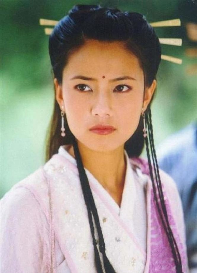 8. Chu Chỉ Nhược (Ỷ thiên đồ long ký): Chu Chỉ Nhược là trưởng môn nhân đời thứ tư của phái Nga My. Chu Chỉ Nhược hoa dung nguyệt mạo, yêu Trương Vô Kỵ nhưng vì bị sư phụ là Diệt Tuyệt sư thái bắt thề độc, đồng thời kết hợp với lòng ghen tuông khi Trương Vô Kỵ yêu Triệu Mẫn nên liên tục tìm cách hãm hại chàng. Cô là nhân vật kiệt xuất của phái Nga My và luyện thành Cửu âm chân kinh được giấu trong Ỷ thiên kiếm.