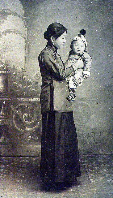 ##sc### Một phụ nữ Trung Quốc trìu mến nhìn cậu con trai nhỏ. 