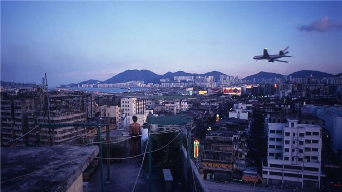 ##sc### Hệ thống nước bên trong Cửu Long Thành Trại không đủ để cung cấp cho dân số dày đặc tại đây, vì thế người dân đã nghĩ ra cách là đào thêm giếng nước. Cư dân cũng xây dựng thêm hàng nghìn đường ống dẫn nước để bơm đều lên nóc các tòa nhà.