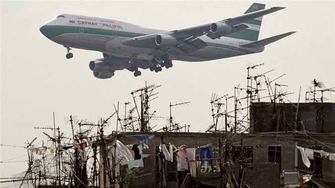 ##sc### Cửu Long Thành Trại nằm ngay bên cạnh sân bay Kai Tak, vì thế việc cư dân tại đây chứng kiến những chiếc máy bay ngay sát đỉnh đầu là điều bình thường.