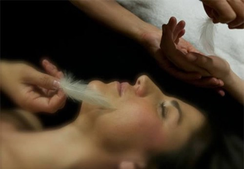 Massage gãi ngứa: Tại thành phố Madrid, Tây Ban Nha, người dân nơi đây có hẳn một kỹ thuật massage đặc trưng – cù lét gãi ngứa để giải tỏa căng thẳng. Họ thường dùng một chiếc lông mềm và nhẹ nhàng lướt qua những nơi mẫn cảm trên da.Ban đầu, khách thường có cảm giác giật mình, nhồn nhột vì chưa quen, nhưng dần dần họ sẽ cảm thấy thoải mái, vui vẻ và “nghiện” phương pháp massage này.
