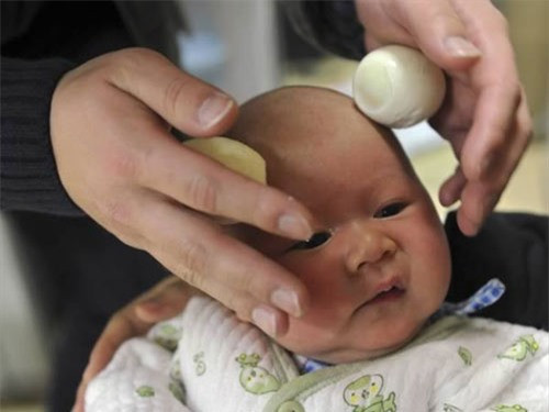 Massage bằng trứng cho em bé: Theo truyền thống của ngường Trung Quốc, khi đưa con nhỏ cắt tóc vào ngày thứ 2 của tháng Âm lịch, họ sẽ nhận được sự may mắn. Nhiều ông bố, bà mẹ đã dùng trứng gà được luộc chín để trườn qua lại trên đầu con cái họ.
