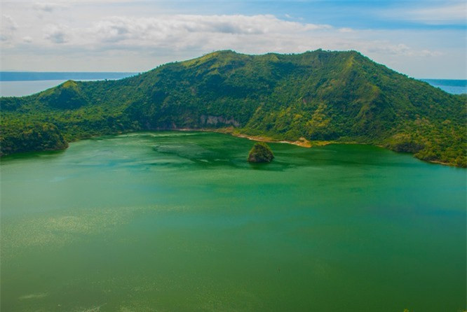 8. Đảo Vulcan: Ở phía bắc Philippines, có hồ tên là Taal. Giữa hồ, có một hòn đảo tên là Taal Vulcano, giữa đảo lại có một hồ nước nhỏ. Thực chất, hòn đảo ngập nước chính là miệng một núi lửa đã ngừng hoạt động, gọi là đảo Vulcan.