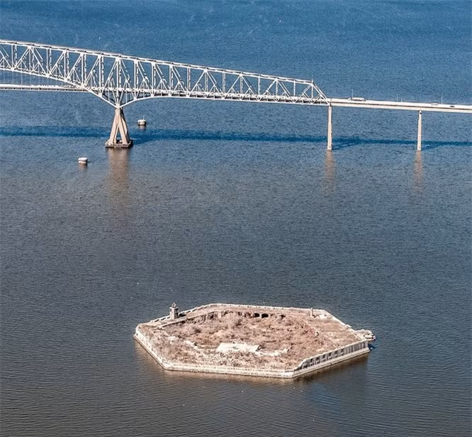 9. Pháo đài Carroll: Nhiều người nghĩ rằng mơ ước sở hữu cả một hòn đảo chỉ đối với những người siêu giàu. Tuy nhiên ít ai biết rằng một số đảo có giá rất phải chăng nhưng không ai muốn mua. Ví dụ điển hình là pháo đài Carroll, rẻ đến mức đáng kinh ngạc. Pháo đài này được xây dựng bởi Quân đội Hoa Kỳ, nhưng một thời gian đã từng thuộc sở hữu tư nhân. Chủ sở hữu đã lên kế hoạch biến nó thành một trung tâm giải trí với một khách sạn, nhà hàng và một sòng bạc, tuy nhiên đã không thực hiện được dự án. Nguyên nhân chủ yếu do trước đây nơi này là nơi sinh sống của rất nhiều loài chim, việc xây dựng phải đảm bảo không gây hại đến chúng. Vì thế kế hoạch xây dựng bất khả thi và chủ sở hữu hiện tại đang cố gắng bán nó sớm nhất có thể. 