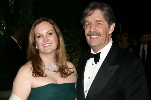 ##sc### 9. Patty Hearst: Là cháu gái của ‘ông trùm xuất bản’ người Mỹ - William Randolph Hearst, nhưng khi còn là sinh viên đại học, Patty Hearst đã bị Quân đội Giải phóng Khủng bố Symbionese cánh tả bắt cóc. Sau đó, cô bất ngờ xuất hiện và bị bắt khi có hành động cầm súng cướp ngân hàng. Mặc dù bị tuyên án 35 năm tù, nhưng cuối cùng cô lại được ân xá. 