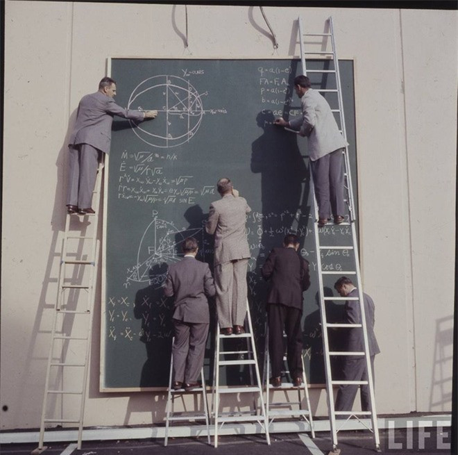 Vào những năm 1960, khi máy tính còn thô sơ và chưa thể đạt được trình độ tính toán siêu cấp, các nhà khoa học đã phải hoàn toàn tự tay thực hiện các phép toán. Họ phải tự vẽ nên các hình vẽ, giải các phương trình toán học rắc rối để tự tìm ra đáp số. Dường như cụm từ "tính toán" được dùng để ám chỉ con người chứ không phải các thiết bị công nghệ điện tử. Những bức ảnh chụp khoảnh khắc làm việc của các nhà khoa học tại NASA do nhiếp ảnh gia người Mỹ J.R. Eyerman chụp.