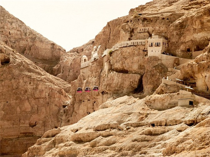 ##sc### Jericho, Bờ Tây, 8.000 năm trước Công nguyên. Jericho, nằm ở Bờ Tây, đã liên tục có người ở hơn 10.000 năm (một số hiện vật được tìm thấy có thể có từ 11.000 năm). Nằm gần sông Jordan, nguồn nước ngọt của thành phố, thu hút các bộ lạc săn bắn, nhiệt độ nóng quanh năm, các khu định cư nông nghiệp đã trở thành trụ cột chính ở đây.