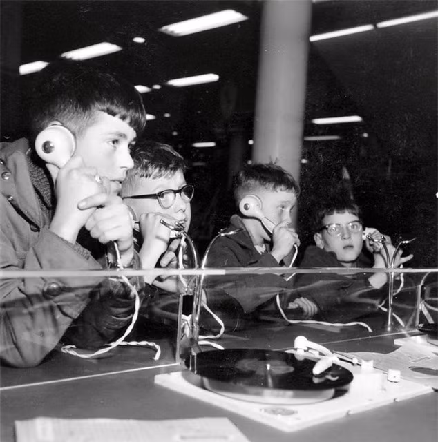 Bức ảnh năm 1957 cho thấy những cậu bé mỗi người đang cầm một ống nghe trong một cửa hàng bán đĩa hát.