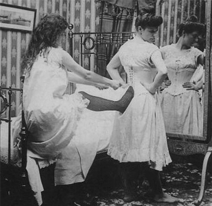 Đây là cách phổ biến nhất để thắt dây váy vào những năm 1910.