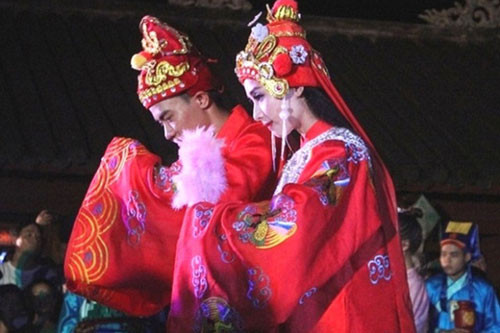 ##sc### Theo cuốn "Chuyện Đông chuyện Tây", phò mã là tước vị dành cho chồng của công chúa, tức con rể của vua, hoàng đế hoặc quốc vương. Con rể của vua ban đầu được gọi là "hoàng tế". Trong lịch sử phong kiến Trung Quốc, từ đời Hán, Ngụy, Tấn, hoàng đế tuần du, các cỗ xe lập thành từng đội, trong đó xe hoàng đế là "chính xa", xe các quan thị tòng "phó xa". Vì lý do an ninh, các xe đều giống nhau, không biết hoàng đế ngồi xe nào. Người chỉ huy các xe gọi là Phụ Mã Đô Úy - âm xưa là phò mã. Sau một vụ chính quan Phụ Mã Đô úy hành thích hoàng đế, từ đời Tấn, Tư Mã Viêm là người đầu tiên quy định chỉ con rể của mình mới được đảm nhiệm chức này. Về sau, các hoàng đế cũng áp dụng chỉ hoàng tế mới được phong Phò Mã Đô Úy. 