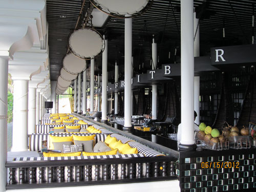 Năm 2013, điểm đến này đã được vinh danh là "Khu nghỉ dưỡng sang trọng bậc nhất châu Á" và "Khu nghỉ dưỡng bậc nhất Việt Nam". Ảnh: Quán bar bên bờ biển thơ mộng.