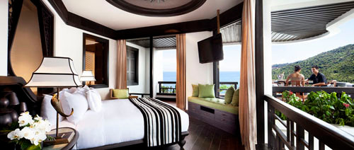 Trước đó vào tháng 10/2014, InterContinental Danang Sun Peninsula đã nhận được 4 giải do World Travel Awards trao tặng bao gồm: Khu nghỉ dưỡng sang trọng hàng đầu châu Á năm 2014, Khu nghỉ dưỡng có dịch vụ giải trí và ẩm thực tốt nhất châu Á, Khu nghỉ dưỡng hàng đầu Việt Nam và Khu nghỉ dưỡng có spa tốt nhất Việt Nam.