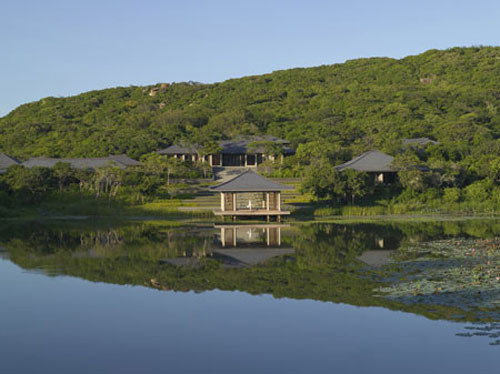 Ngoài ra, du khách cũng có thể khám phá khu nghỉ dưỡng mới Amanoi trên vách đá tuyệt đẹp tại Công viên quốc gia Núi Chúa (Ninh Thuận) và thực hiện những chuyến du lịch ban đêm quanh Sài Gòn hoa lệ.