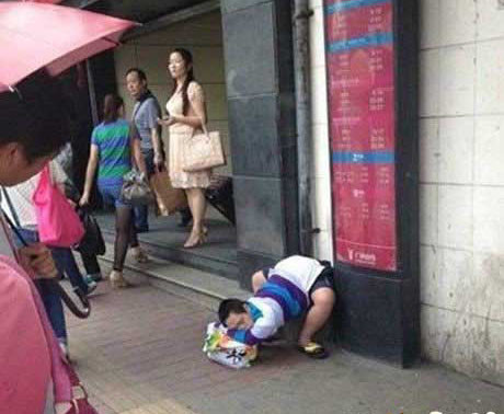 Ngủ "chổng mông" ngay trên đường phố.